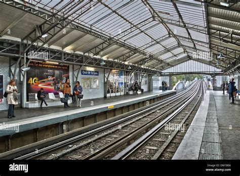 baise dans le rer|Nina se fait accosté sur le quai de la gare